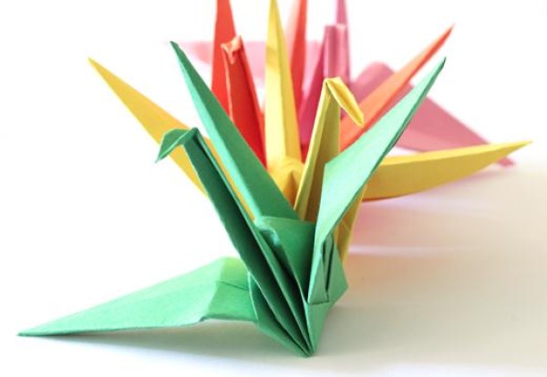 Childrens origami cranes tutorial step by step teaches you how to fold paper cranes manually