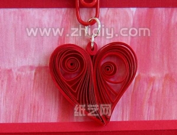 DIY tutorial for quilling paper heart pendants on Valentine’s Day cards