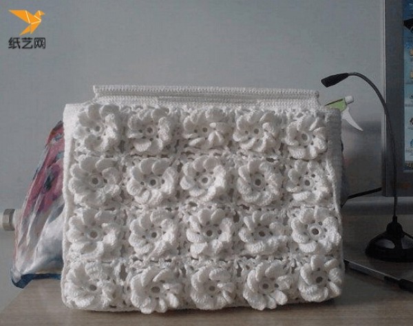 Tutorial on how to knit a handmade crochet flower tote that makes a perfect Christmas gift