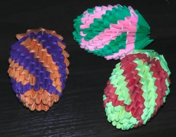 Triangular Origami Encyclopedia teaches you how to make Easter eggs using Triangular Origami