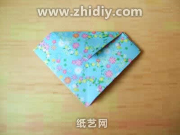 Illustrated tutorial on hand-making origami square box