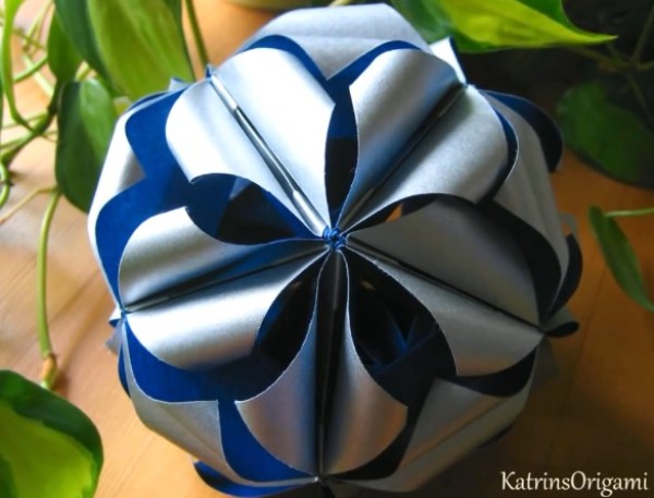 Video tutorial on how to make firefly origami flower ball lanterns