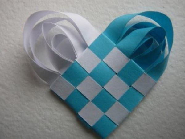 Tutorial on making paper hearts by hand