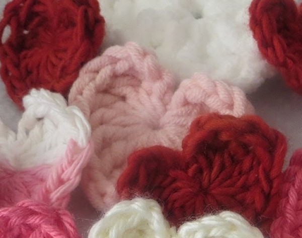 Crochet tutorial teaches you step by step how to crochet cute little hearts