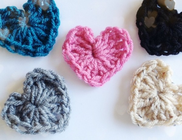 Knitting heart video tutorial teaches you how to crochet to make a heart shape