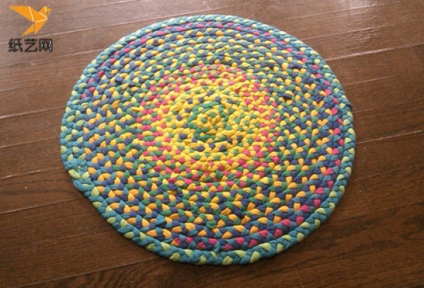 Hand-knitted Christmas gifts, beautiful rugs are also repurposed old items