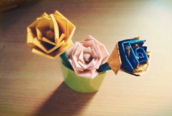 Video tutorial on simple folding methods of paper roses teaches you how to make handmade paper roses