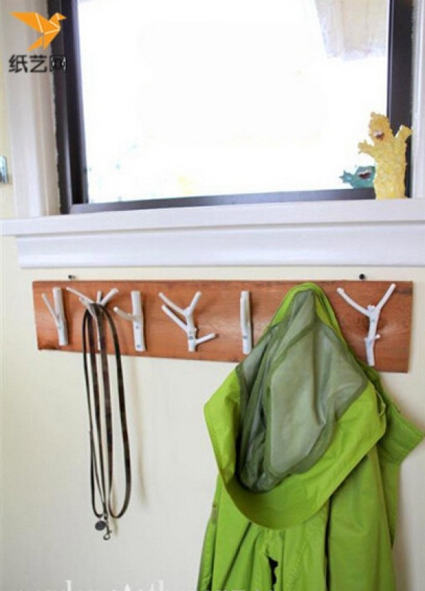 How to make your own clothes hanger? Illustrated tutorial on how to make natural clothes hangers from waste branches