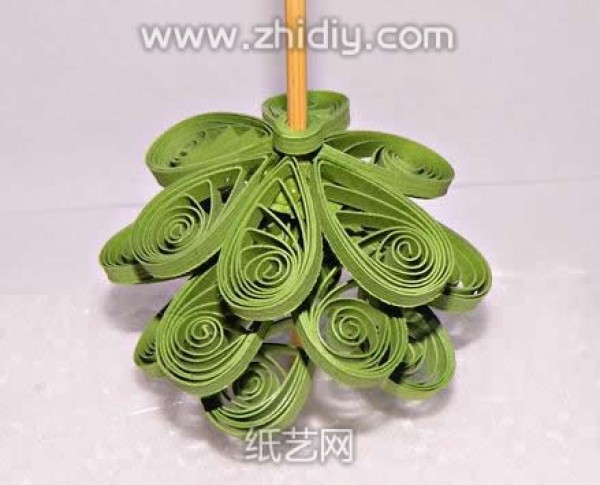 Tutorial on making paper quilled Christmas trees