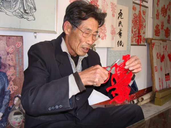 Shandong Gaomi paper-cutting artist Fan Zuoxin’s paper-cutting traces its origins