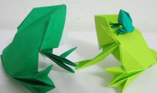 Origami frog folding tutorial teaches you how to make an origami frog