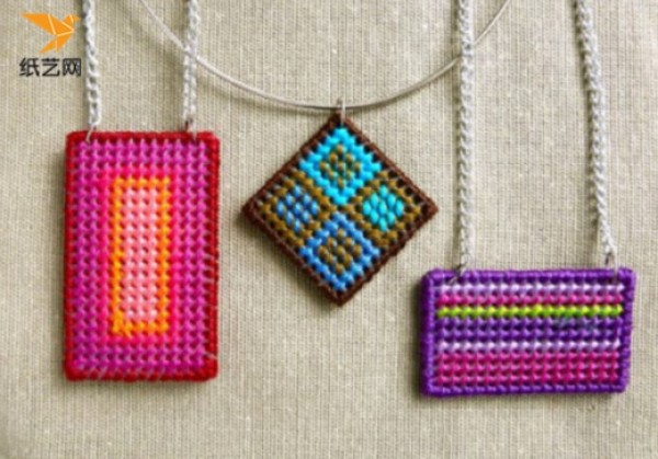 How to make your own necklace? Illustrated tutorial on how to make beautiful handmade cross-stitch necklaces