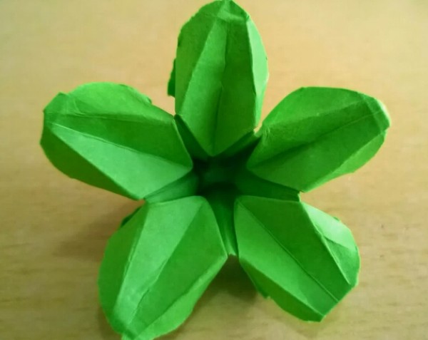 How to fold an origami flower into a five-petal flower. Video tutorial on making origami.