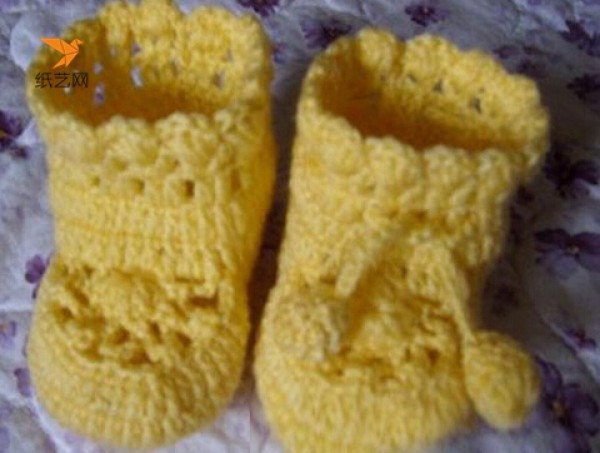 Detailed illustrated tutorial on wool knitting of baby shoes and childrens shoes