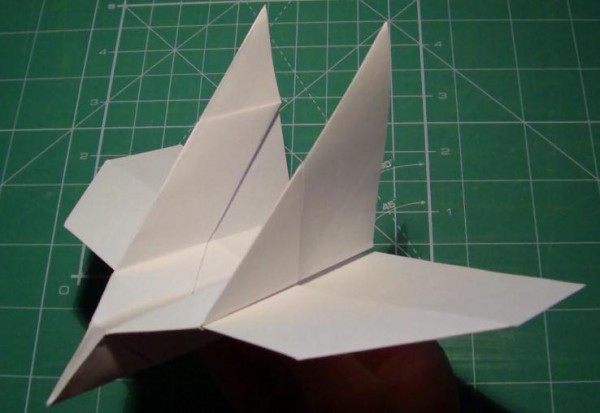 A complete guide to folding paper airplanes - video tutorial on bird-style boomerang origami airplanes