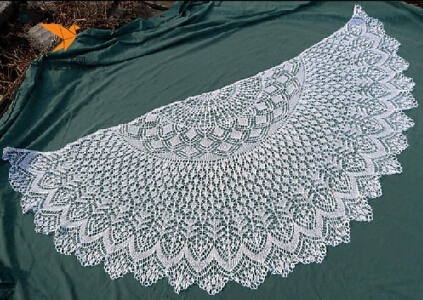 Illustrated tutorial on how to start a hand-knitted lace shawl for women