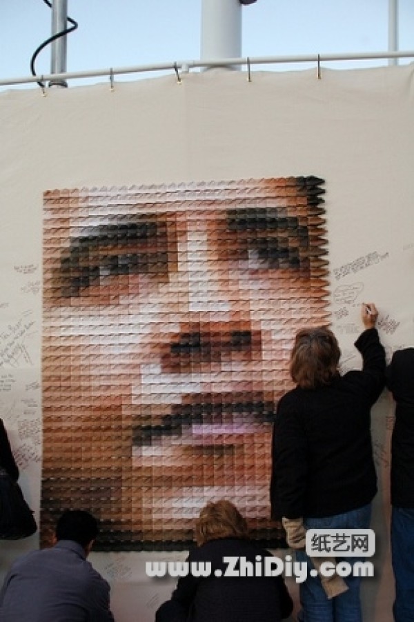 Obamas head made from 1,000 paper cranes