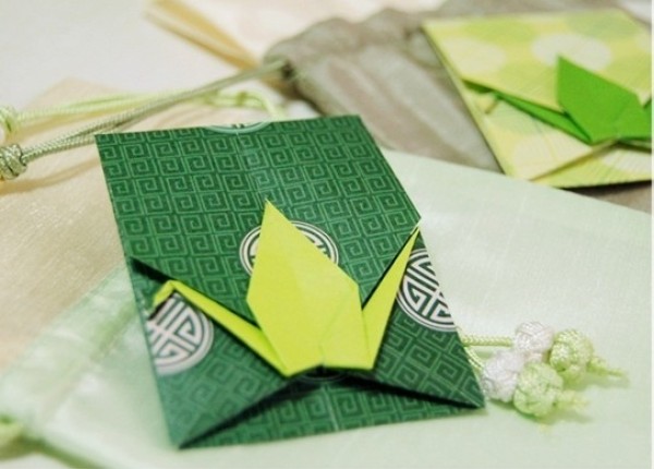 Origami tutorial for paper crane envelope