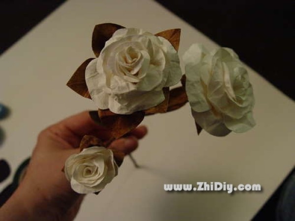 Tutorial on making elegant paper flowers [actual picture]