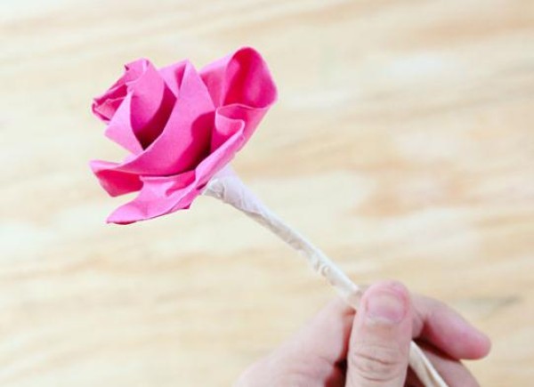 Rose folding tutorial illustrates how to make beautiful paper roses using rolled paper