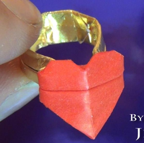 Video tutorial on how to fold a Valentines Day origami heart ring