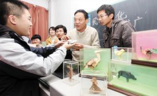 Folk origami artist Dong Zhaoshou recruits apprentices in Tianda