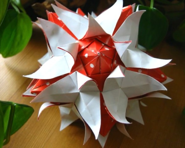 Handmade video tutorial on how to make Lily Star origami flower ball lanterns