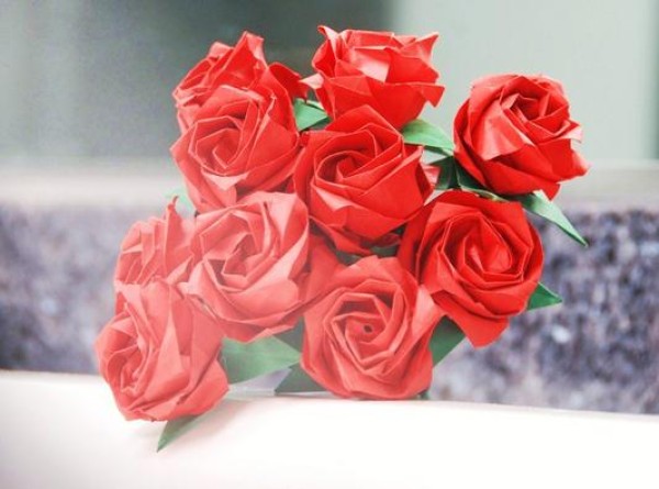 A complete collection of handmade Thanksgiving gifts: origami roses suitable for Thanksgiving