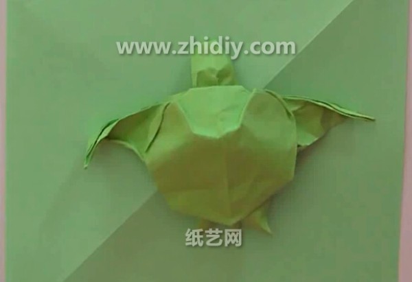 Video tutorial on hand-made origami making of simulated origami turtle