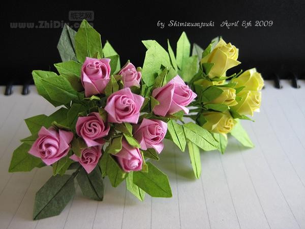 Shimizu Satsuki’s origami mini rose bouquet