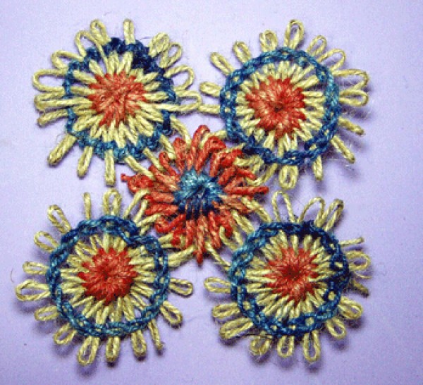 Detailed knitting tutorial for knitting a sunflower-shaped coaster with twine