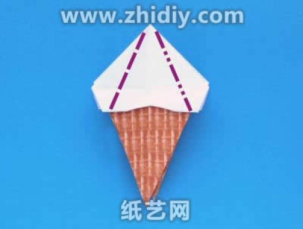 Illustrated tutorial on origami ice cream cone