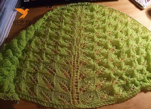 Illustrated tutorial on how to start a hand-knitted lace shawl for women