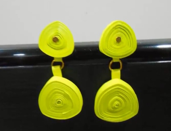 Quilled paper earrings teach you how to decorate by hand