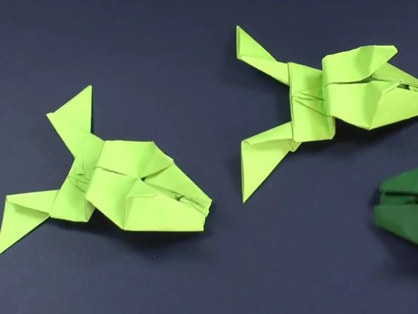 How to fold a jumping paper frog. Teach you how to fold a jumping paper frog.