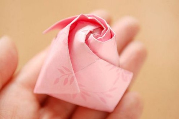 How to fold super simple origami roses. Tutorial on origami roses.