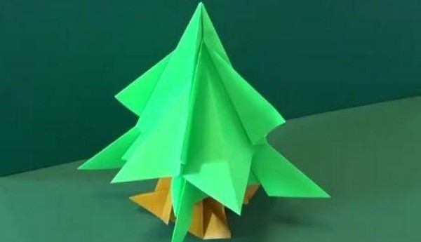 Simple origami Christmas tree tutorial teaches you step by step how to make interesting origami Christmas gifts