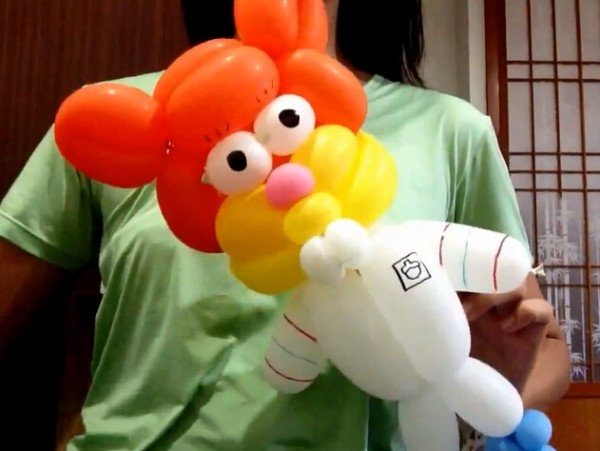 Balloon shaping handmade video tutorial teaches you how to make SpongeBob’s squirrel Sandy’s magic balloon