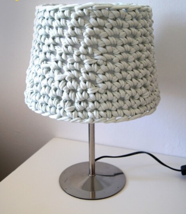 Make the monotonous desk lamp shade no longer monotonous with the handmade crochet desk lamp shade