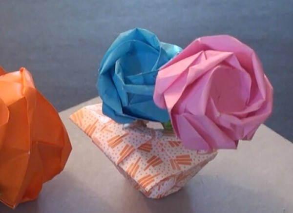 Video tutorial on how to make handmade Kawasaki roses for Valentines Day