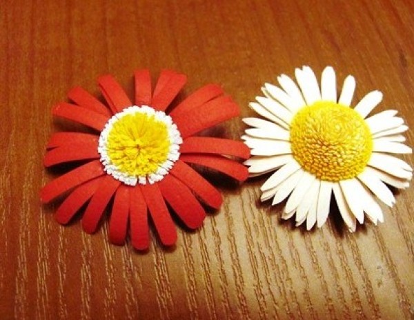 Tutorial on making paper quilled paper flowers