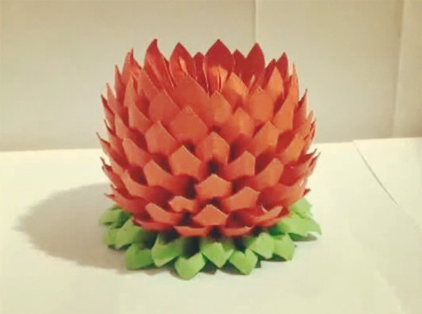 Triangular origami flower encyclopedia will teach you step by step how to make triangular origami lotus.