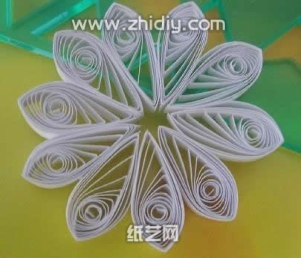 Tutorial on making three-dimensional handmade paper-quilled chrysanthemums