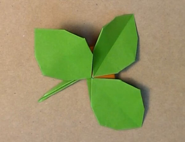 Tutorial on how to fold origami rose leaves