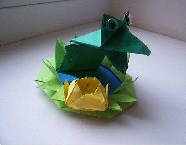 Three-dimensional origami frog making tutorial