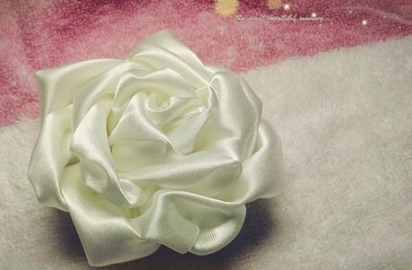 How to make fabric roses. Illustrated tutorial on how to fold fabric roses by hand.