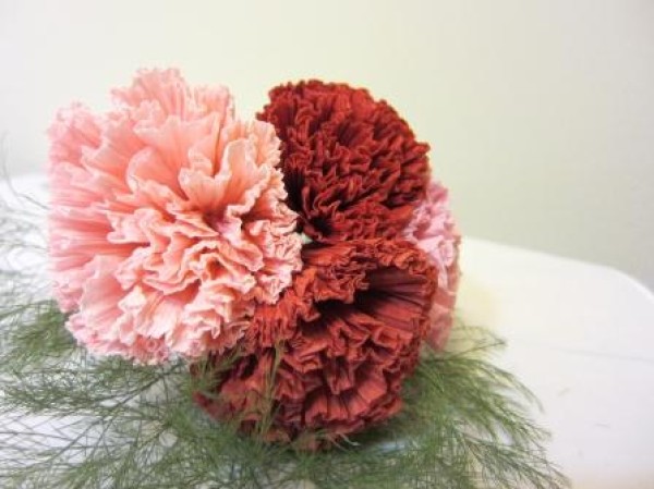 Illustrated tutorial on how to make simulated carnation paper art with tissue paper for Mothers Day