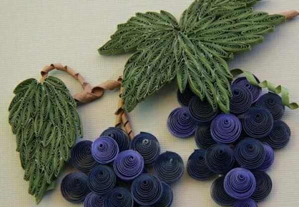 DIY tutorial for making paper quilled grapes