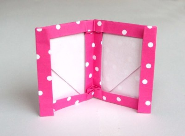 Tutorial on making handmade origami photo frames with illustrations