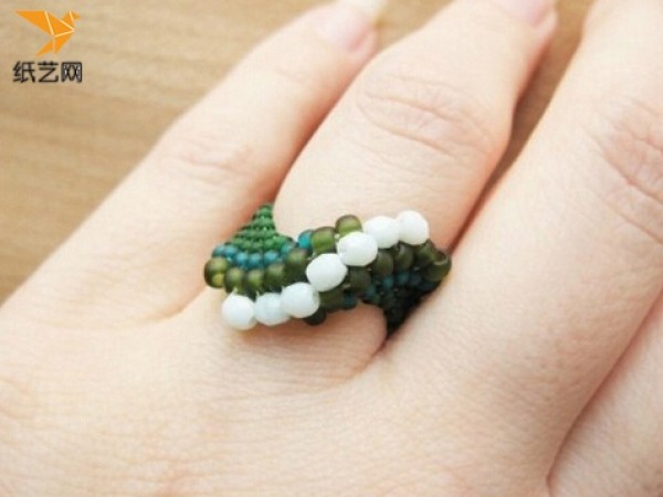 Tutorial on how to make a beautiful hand-woven beaded ring